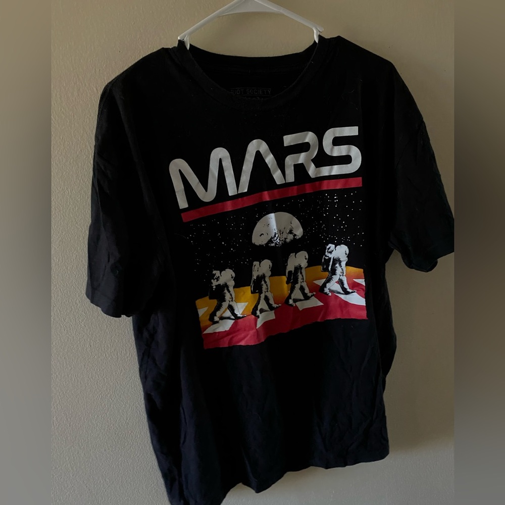 Men’s graphic tee lighting worn